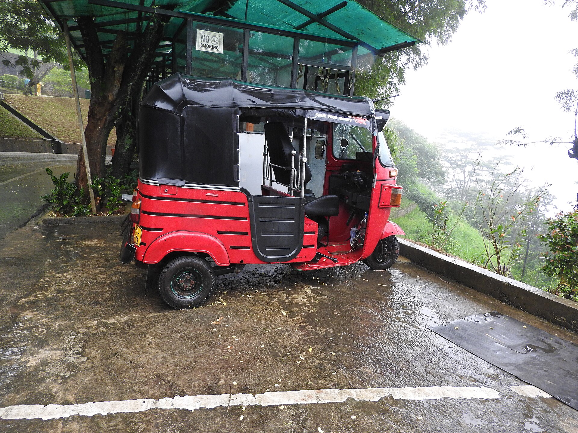 Sri Lanka travel safety tips - tuk-tuk at Ramboda Pass in the hill country