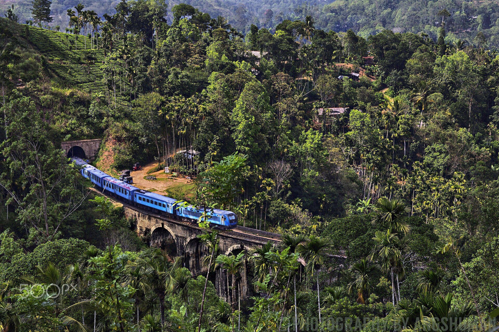 best things to do in Sri Lanka - train crossing the Nine Arch Bridge near Ella