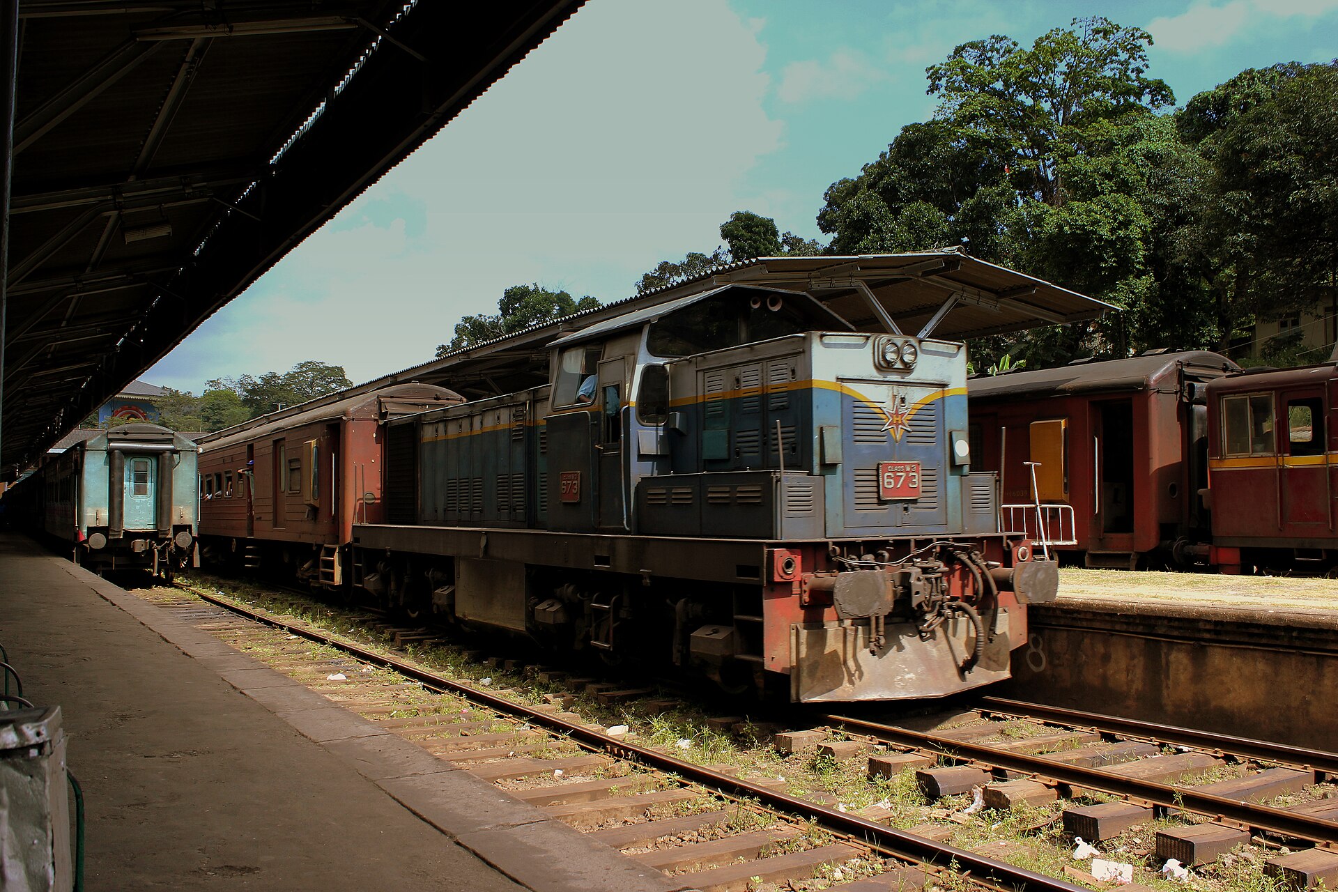 Sri Lanka train travel guide - locomotive and carriages at Kandy station