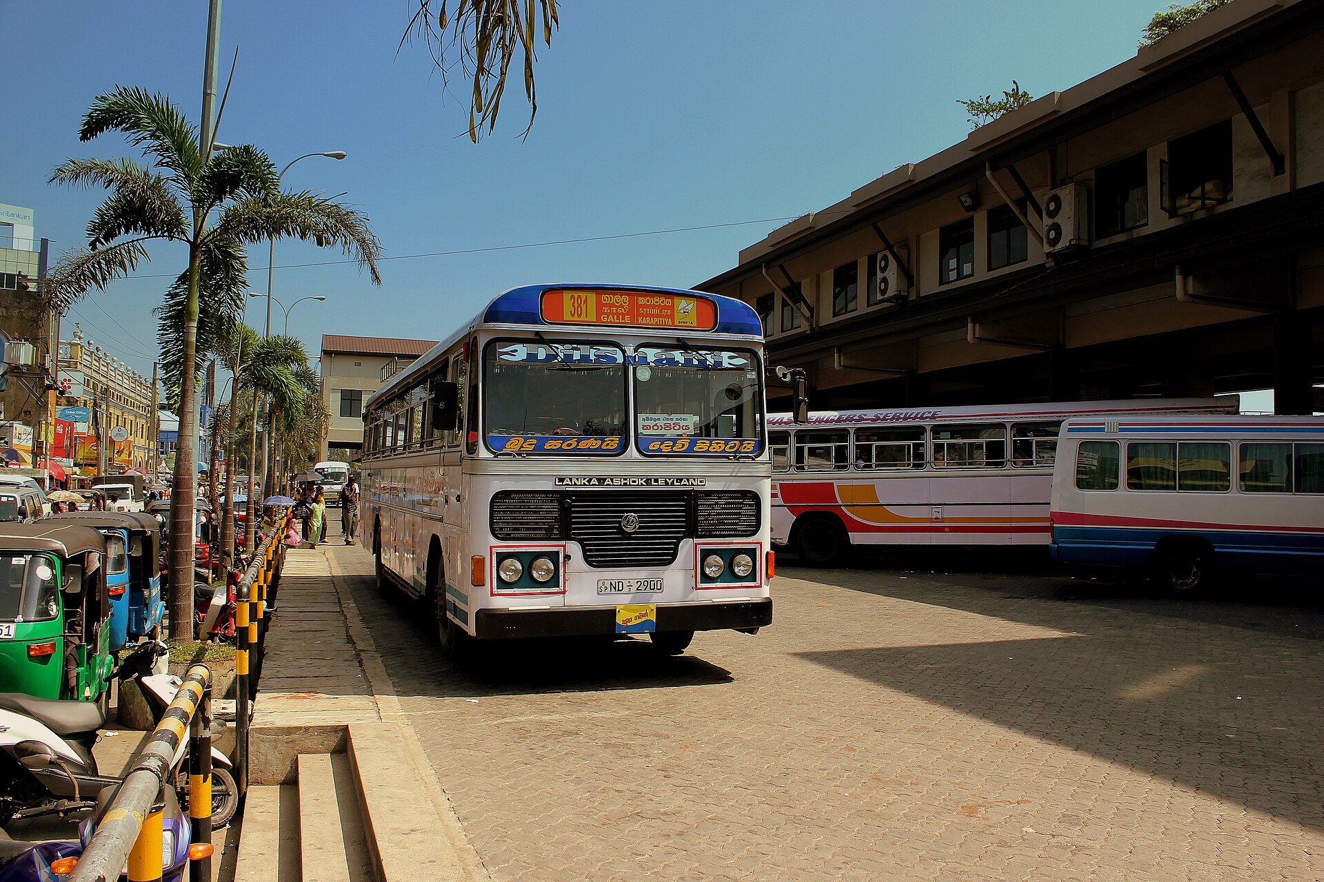 getting around Sri Lanka - buses at Galle bus station