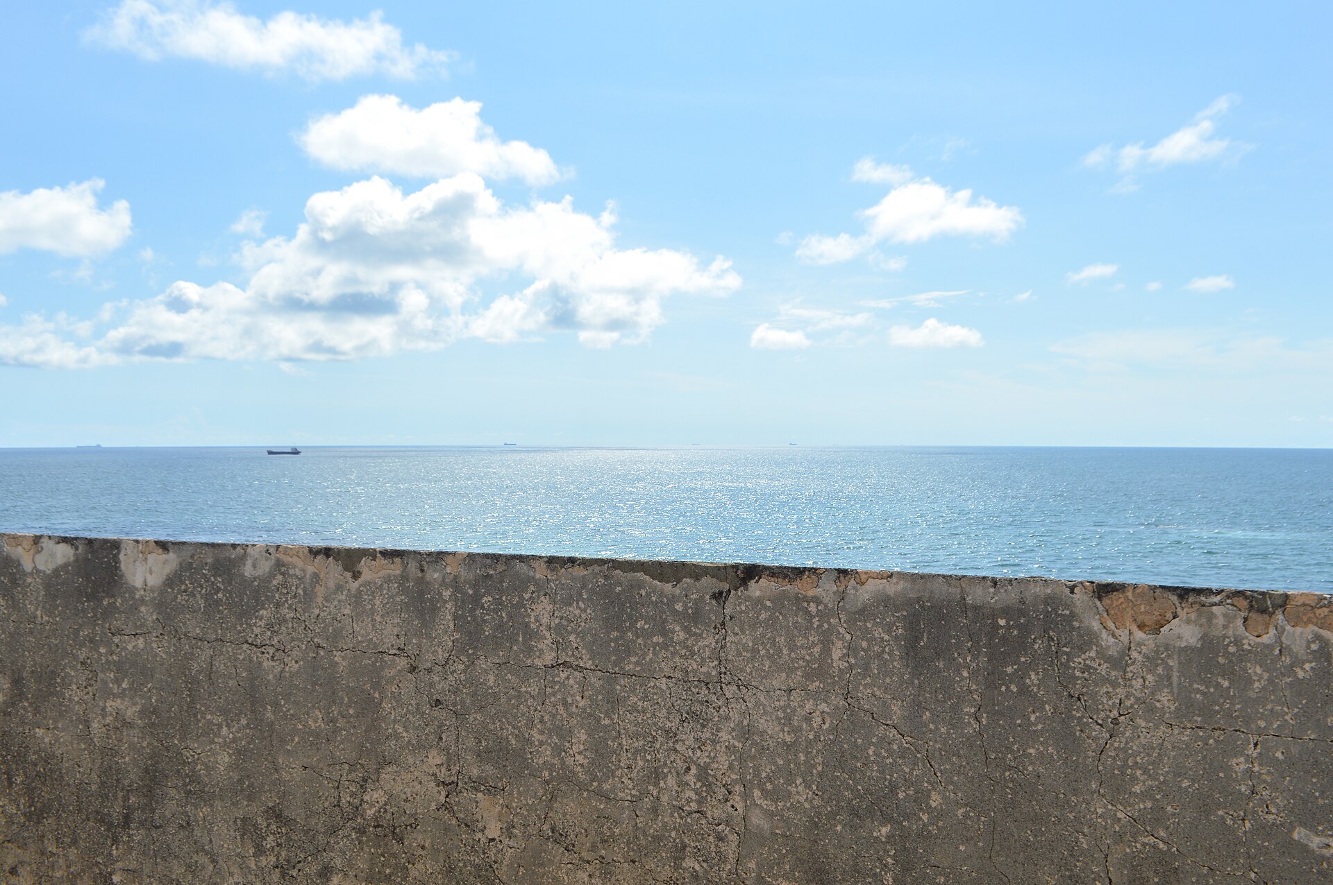 Galle Fort walking tour Sri Lanka - sea wall and waves below the fort