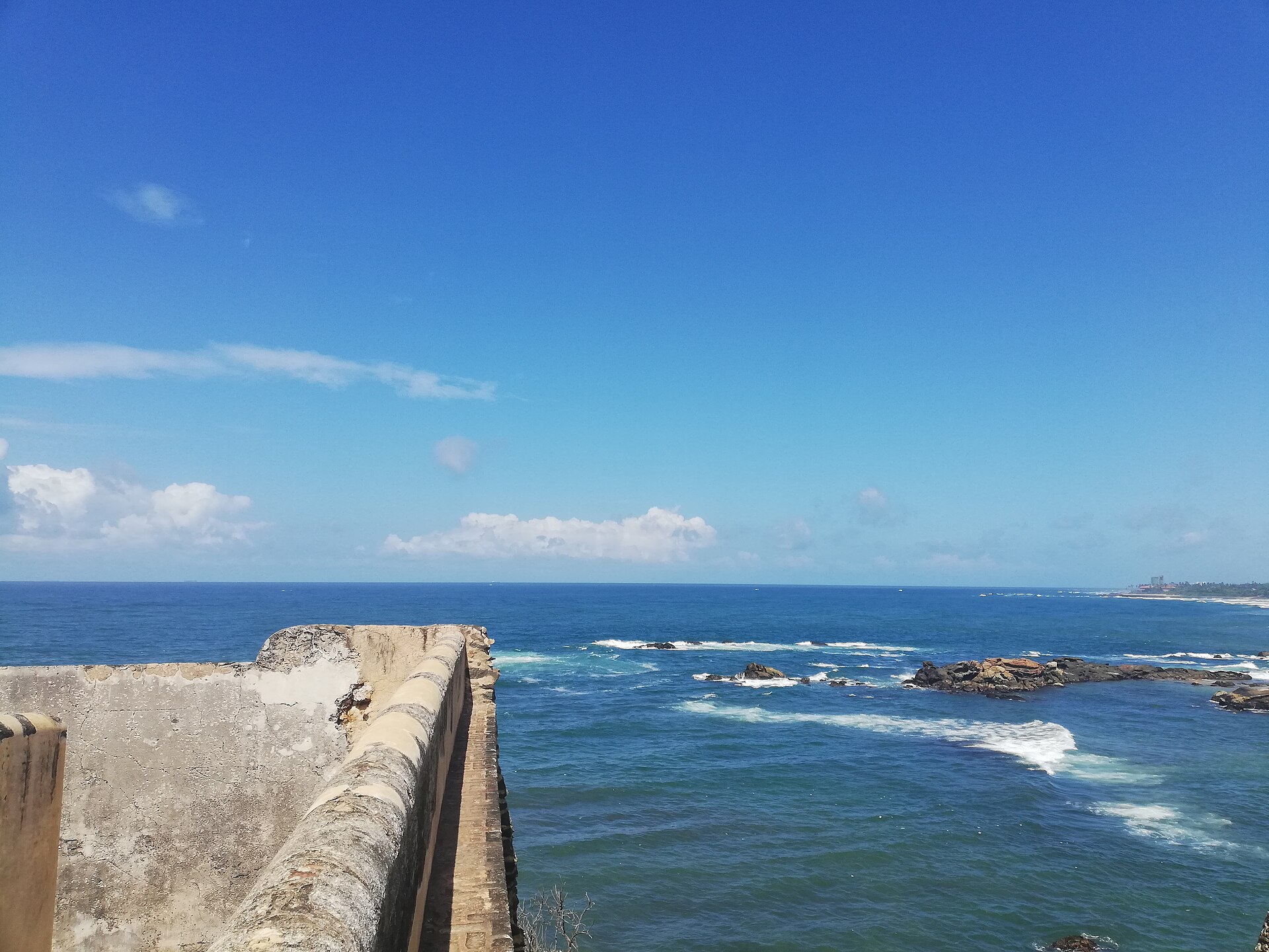 Galle Fort walking tour Sri Lanka - ramparts overlooking the Indian Ocean