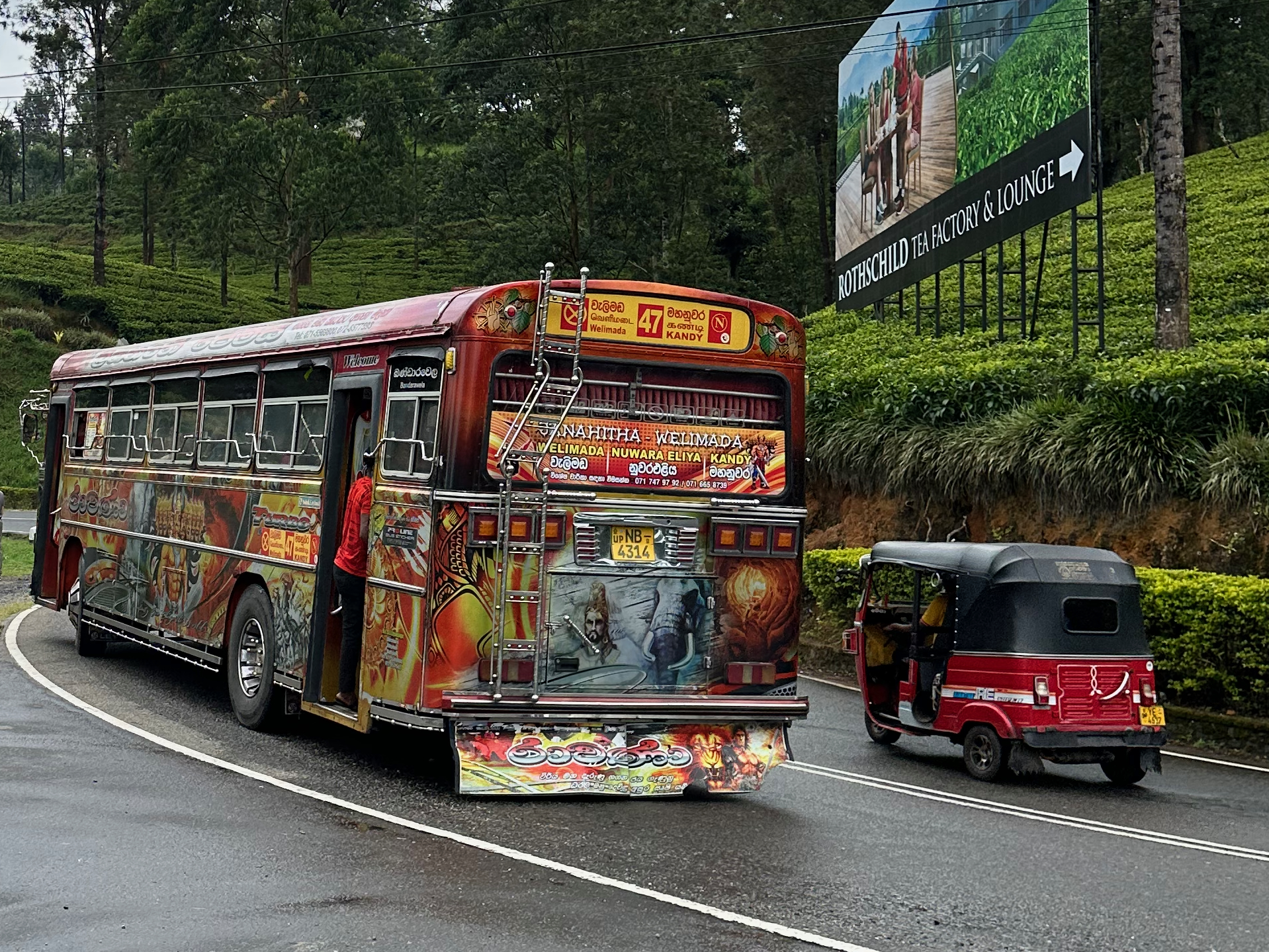 getting around Sri Lanka - bus and tuk-tuk sharing a city street