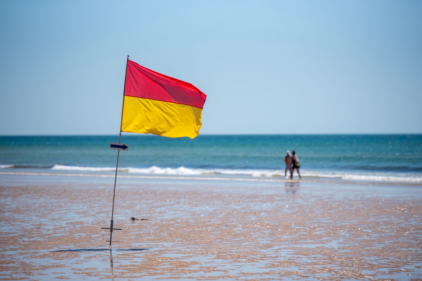 best beaches in Sri Lanka beach safety - red warning flag and lifeguard station