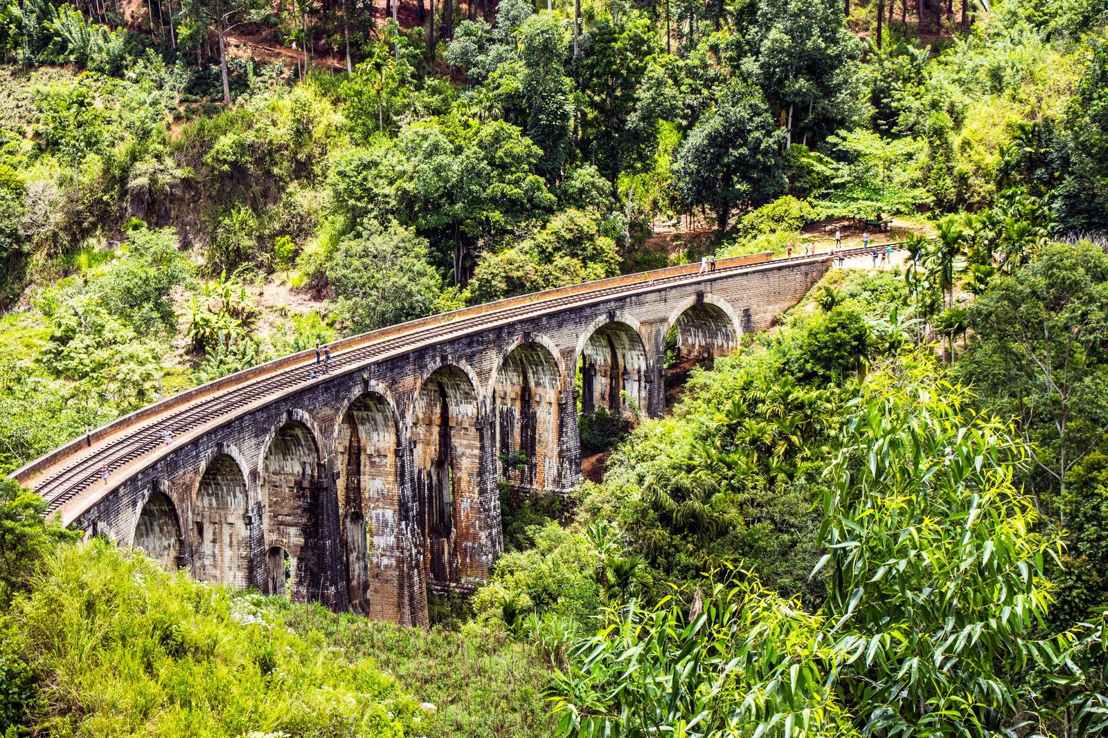 Sri Lanka honeymoon itinerary 7 days - the Nine Arches Bridge in Demodara on the hill country route