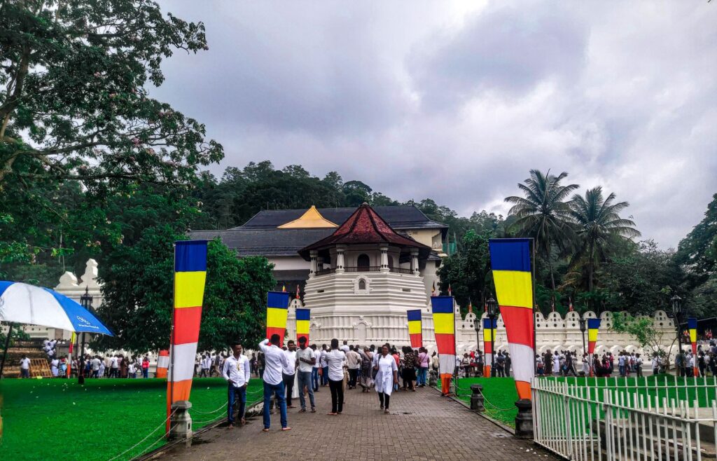 Kandy Perahera viewing spots - crowds gathering outside the Temple of the Tooth in Kandy before the Perahera